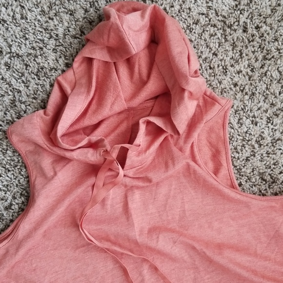 Cute sleeveless hoodie. - Picture 4 of 4